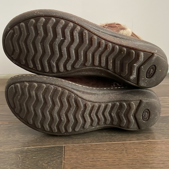 Brown Ankle Height UGG boots with tie - Picture 8 of 11